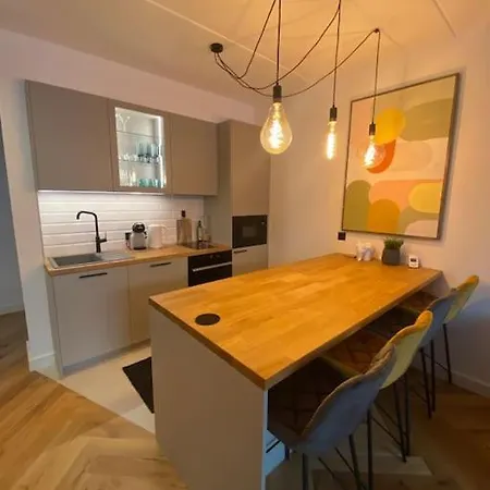 Lägenhet Modern 2-bedroom With Terrace & Free Parking