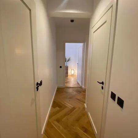 Modern 2-bedroom With Terrace & Free Parking Apartment