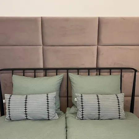 Apartment Modern 2-bedroom With Terrace & Free Parking *