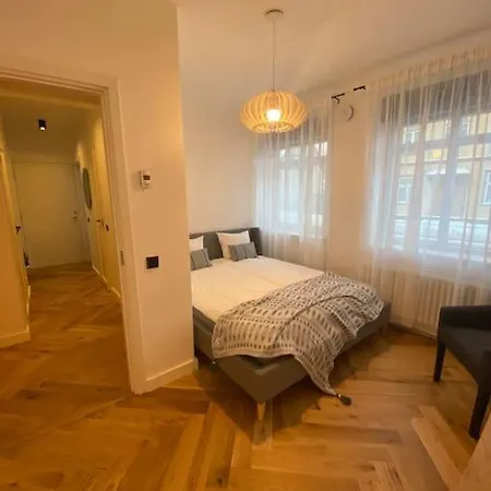 Apartment Modern 2-bedroom With Terrace & Free Parking