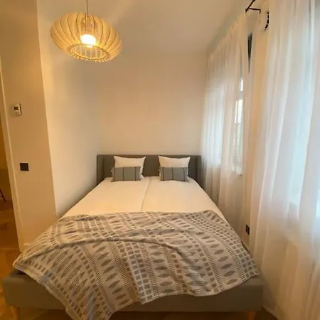 Modern 2-bedroom With Terrace & Free Parking Lägenhet *