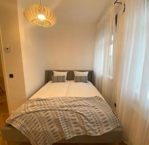 Modern 2-bedroom With Terrace & Free Parking 公寓 *